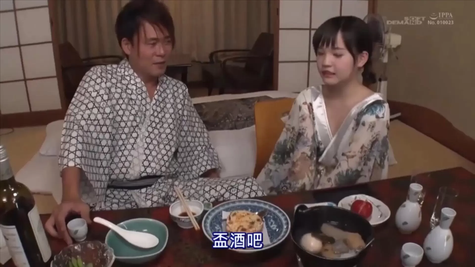 日本-灌醉可爱颜值和服姐姐潜入房间把玩嫩脚tk 2.webp