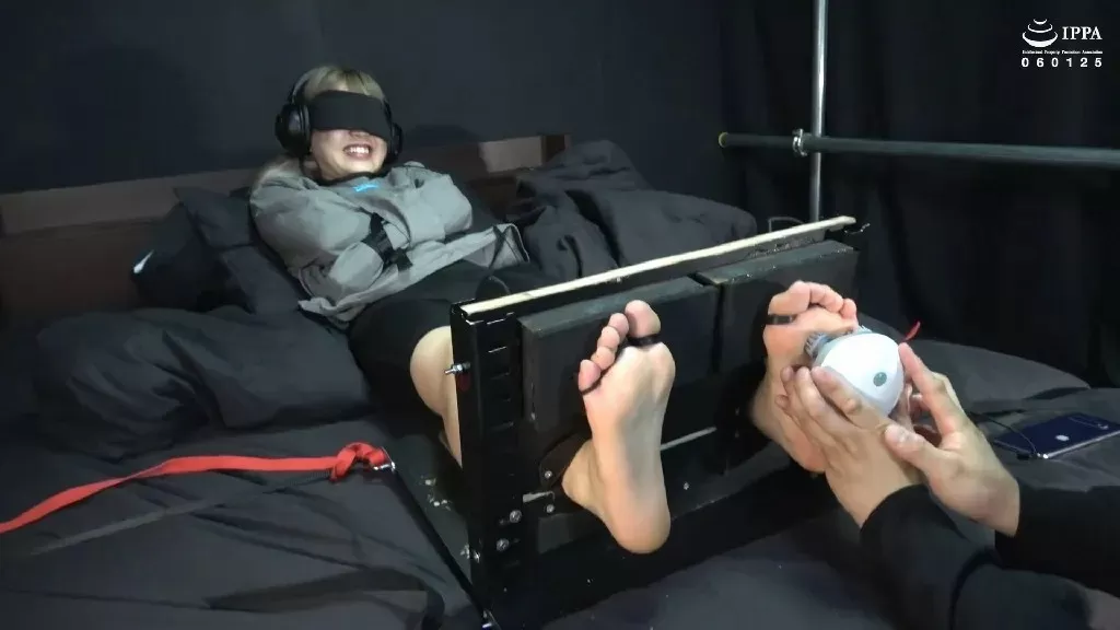 水ト麻衣奈 足枷狂挠脚心 2.webp