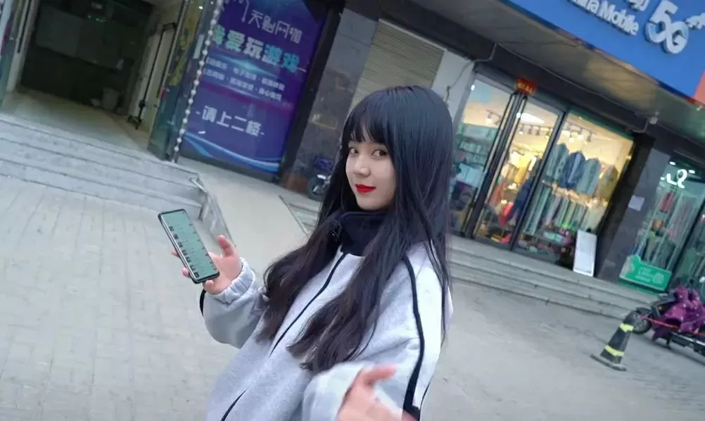 抖音网红探店被各种挠脚心合集 1.webp