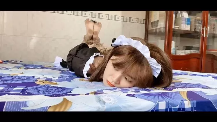 Maysoles-10分钟鞭打漂亮女仆鞋底的片段 1.webp