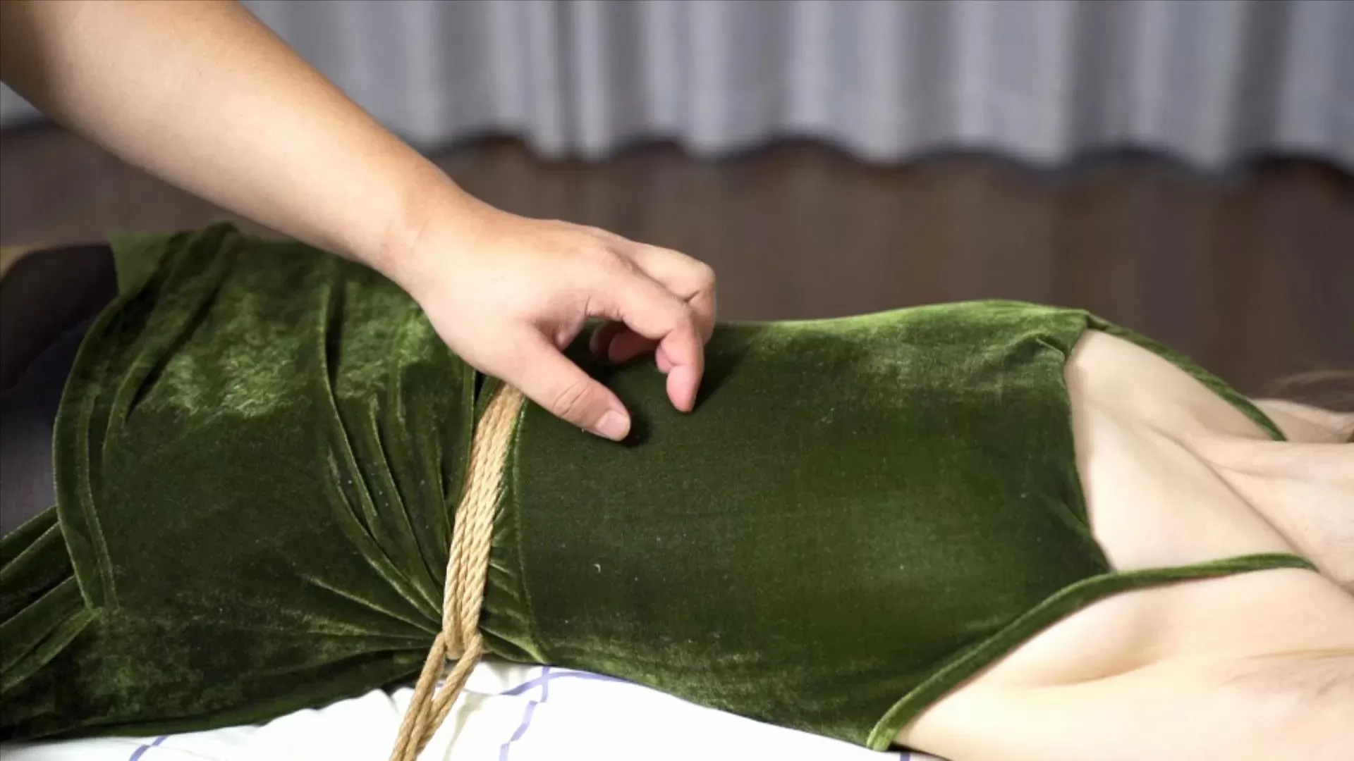 象人原创-捆绑强行TK黑丝美少女嗷嗷 床缚 TK脚心.webp