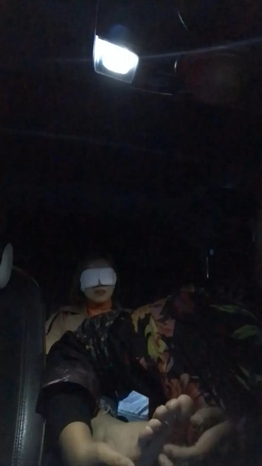 街头真实搭讪单身美女到车上脱袜tk怕痒脚丫 3.webp