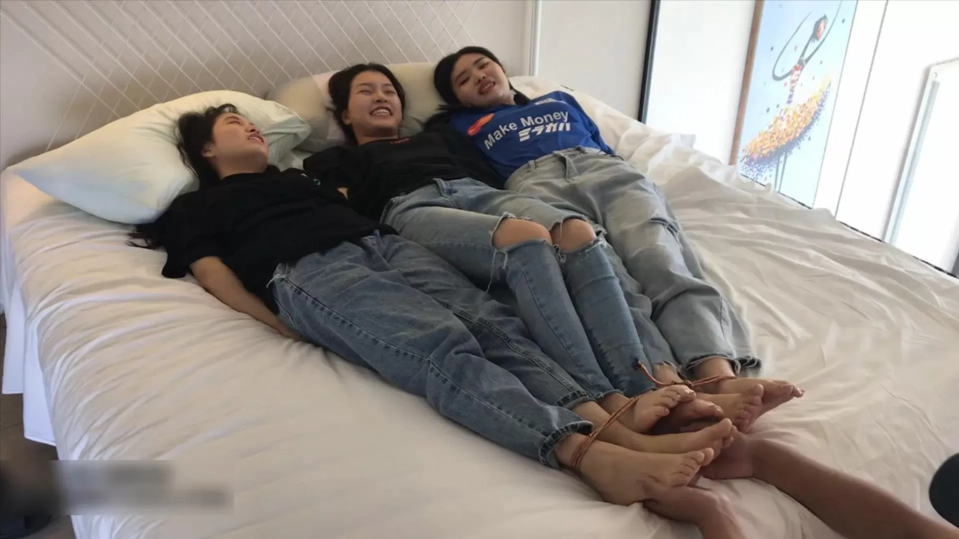 【PP原创】黑手TK三个清纯靓妹的嫩足脚心 2.webp