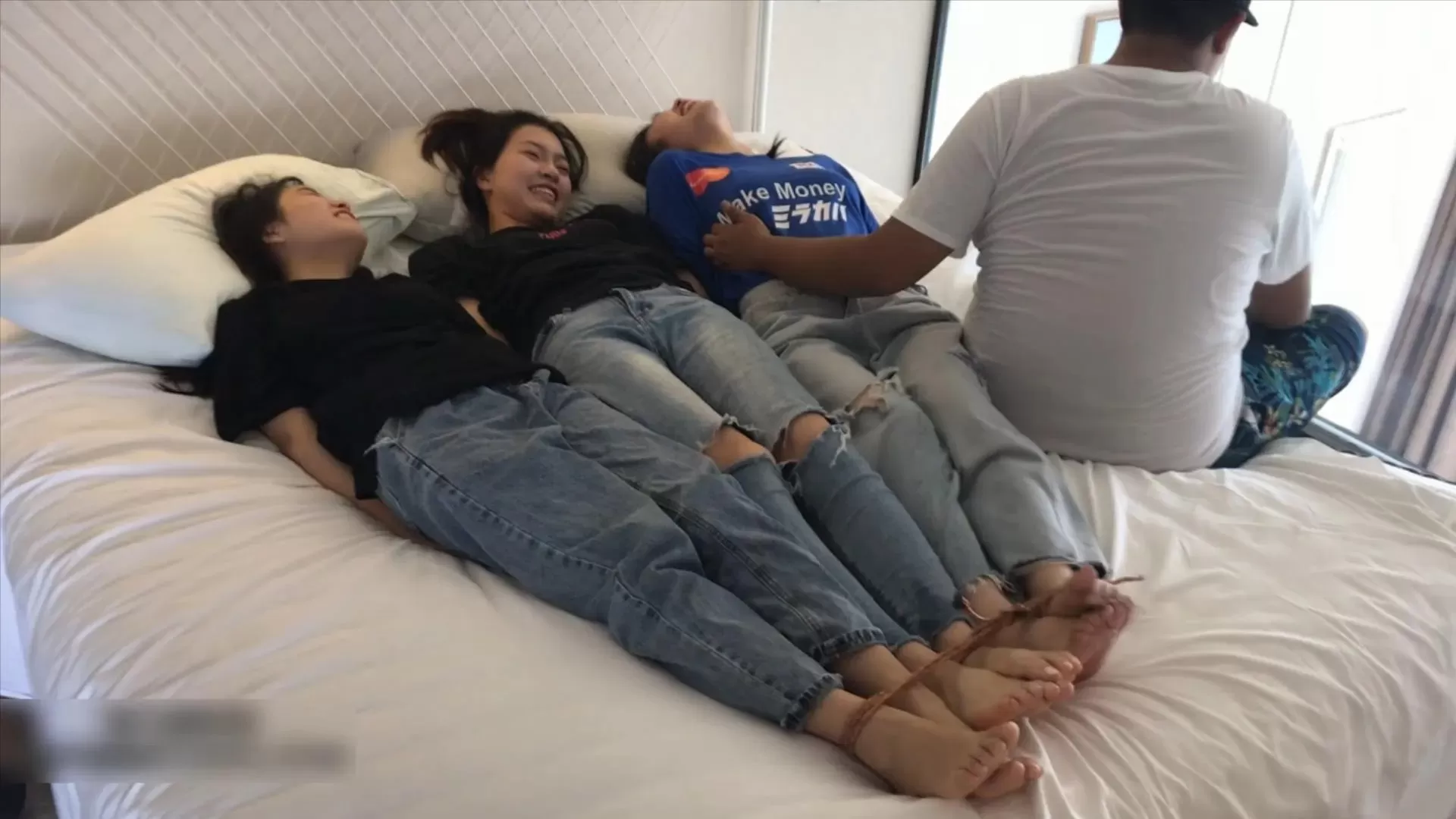 【PP原创】黑手TK三个清纯靓妹的嫩足脚心 3.webp