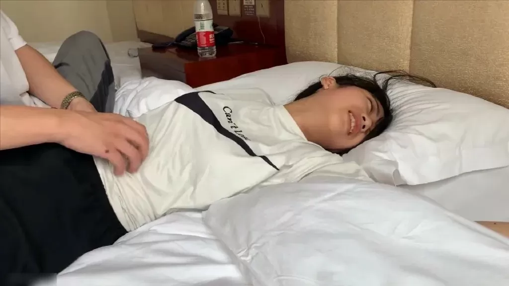 CUT 可爱女孩全身TK嫩脚 不顾形象笑到凌乱 30分钟完整版 (4).webp