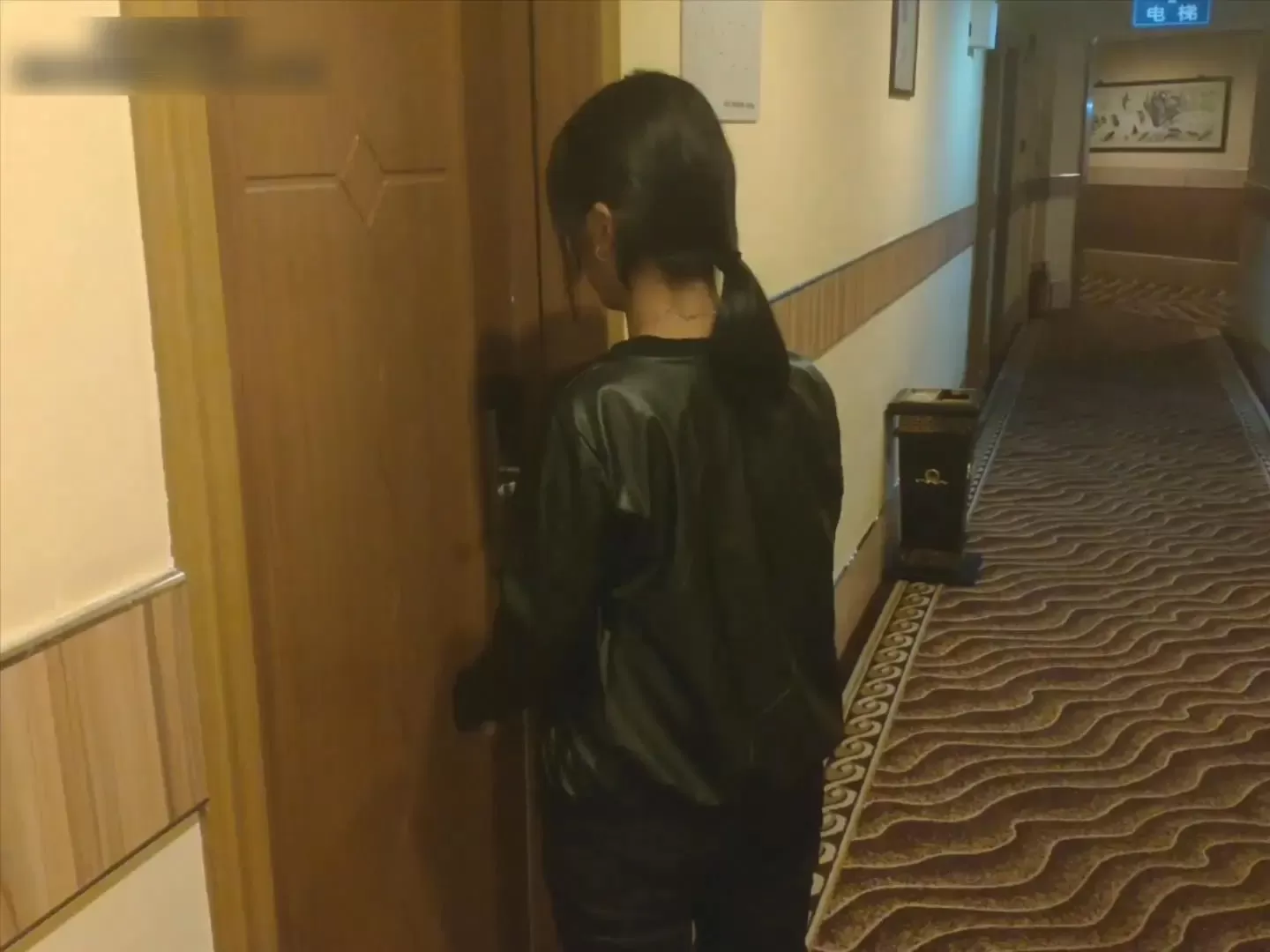 南方软妹的旅馆不眠之夜，脱鞋晾脚后被捆缚在床上挠痒 (1).webp