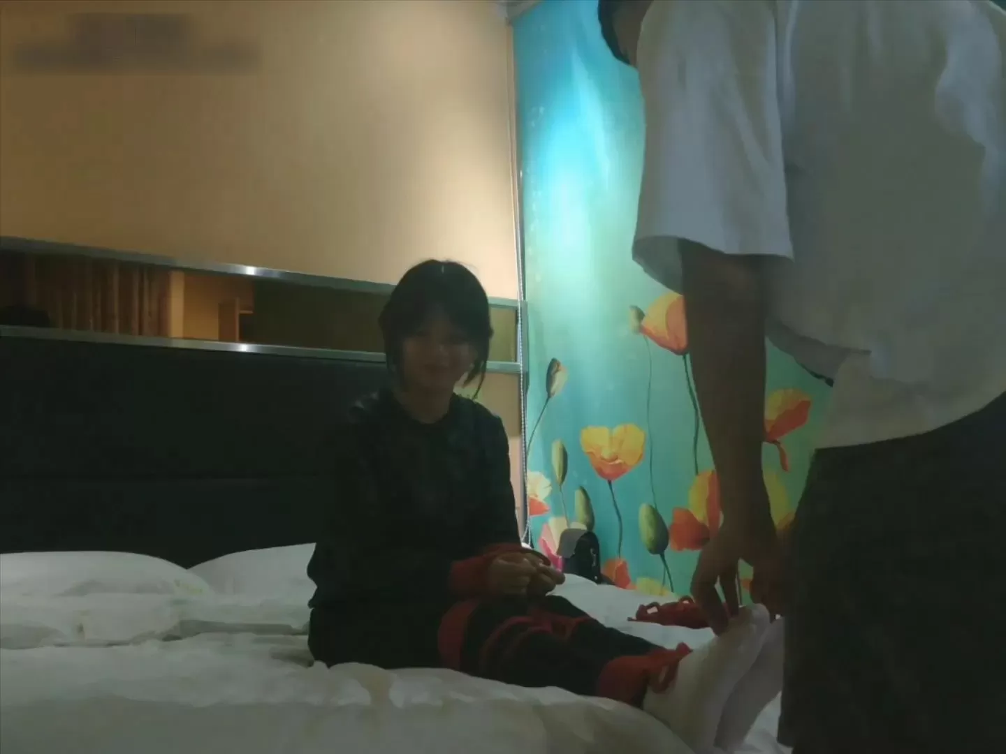 南方软妹的旅馆不眠之夜，脱鞋晾脚后被捆缚在床上挠痒 (3).webp