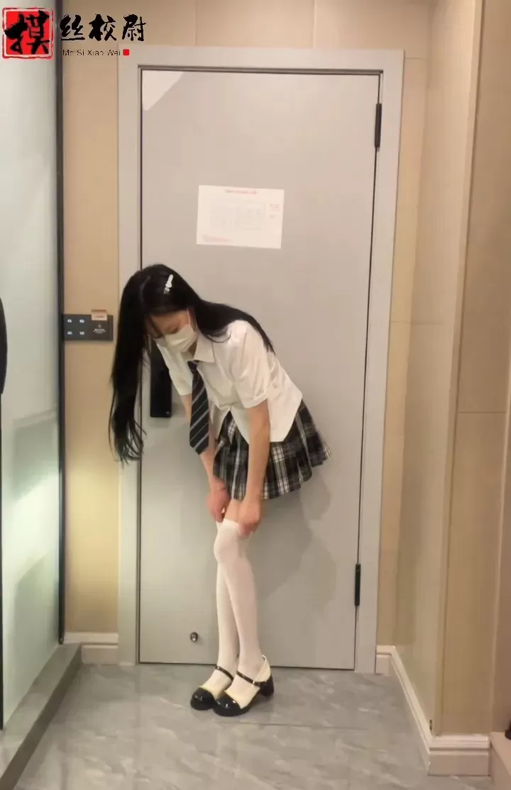 00后JK嫩妹雪糕秀足与TK挠痒 (8).webp