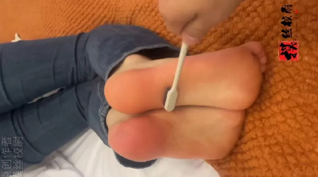 00后素人小可爱第一次体验TK挠痒！ (4).webp