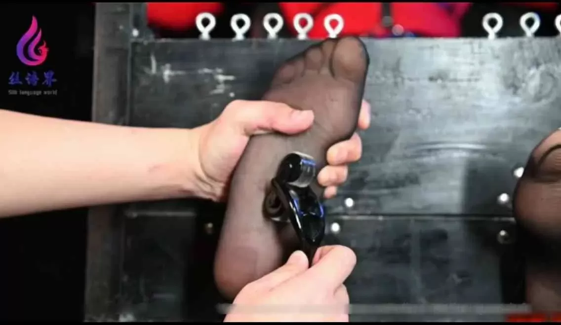 SIYUJIE丝语界 《濒临底线》 尔尔 (4).webp