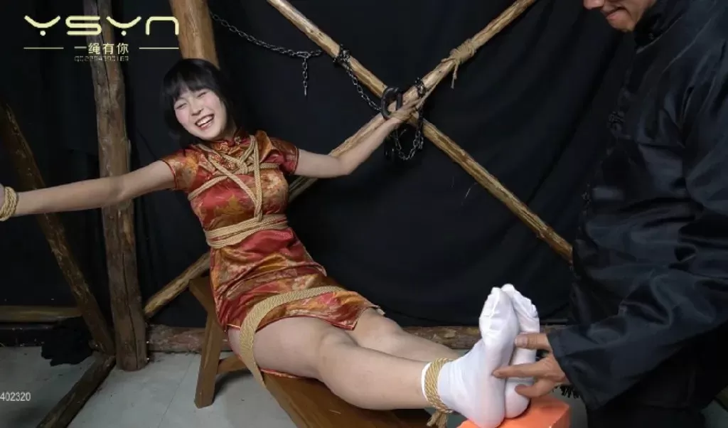 【绞刑之花】审讯老虎凳挠痒拶脚趾走绳 (4).webp