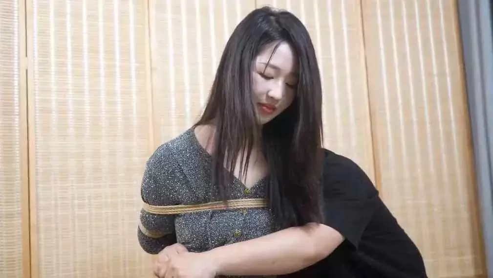 小琪-第一次尝试捆绑的姑娘 (2).webp