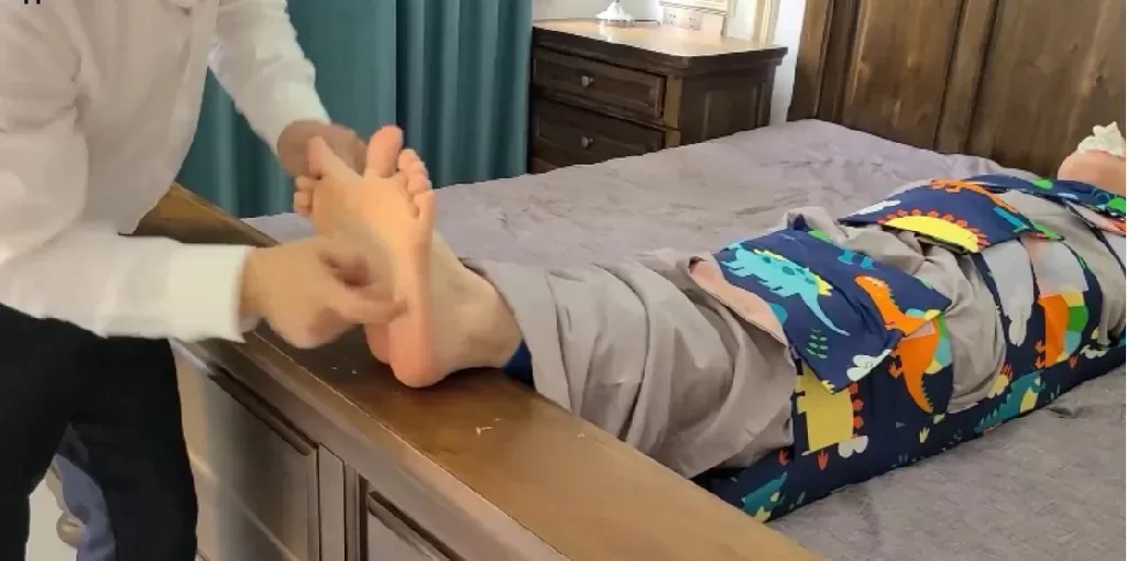 严厉惩罚问题女孩 固定TK  (1).webp