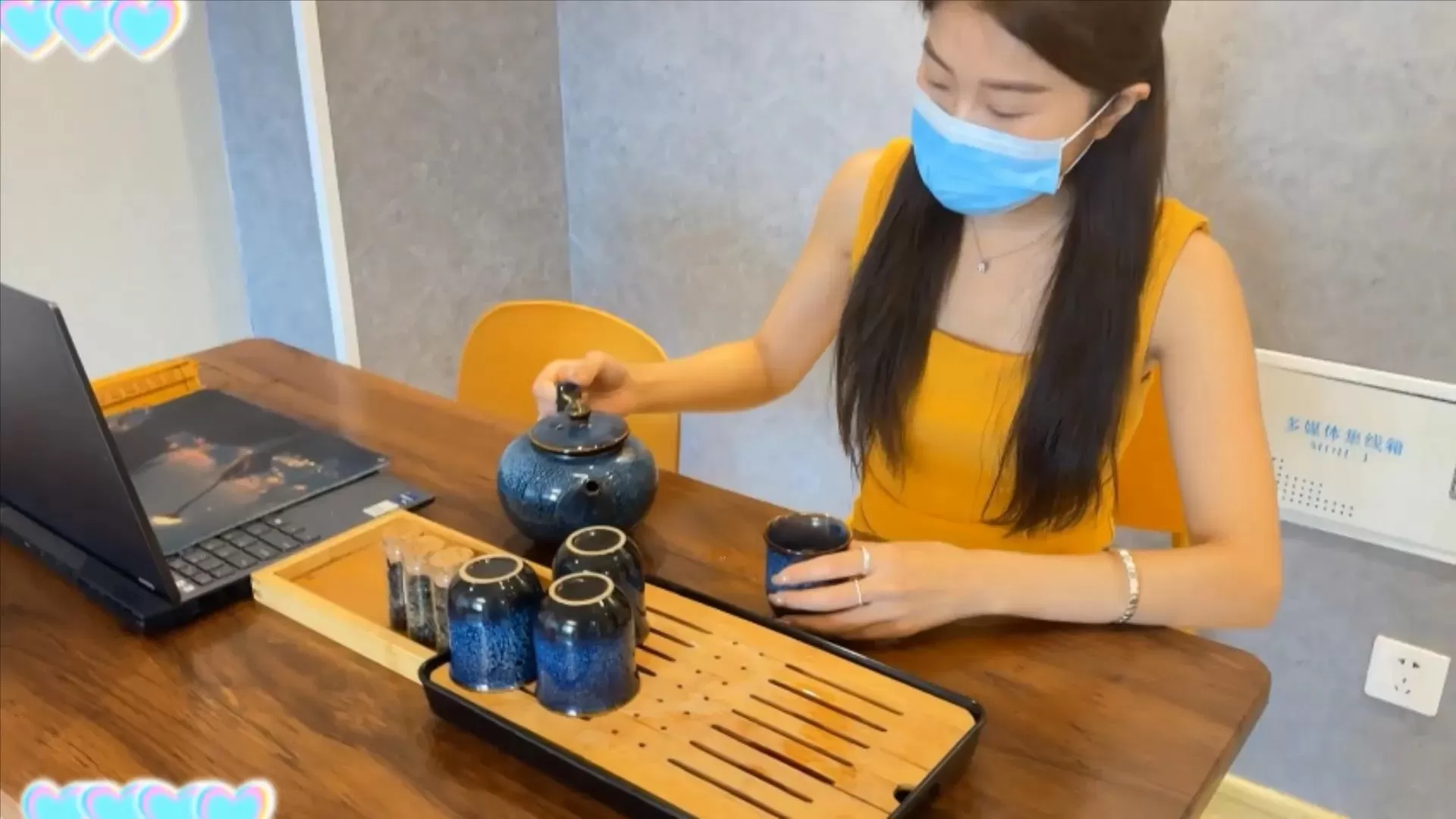 TK穿了一天运动鞋-漂亮女老板 (1).webp