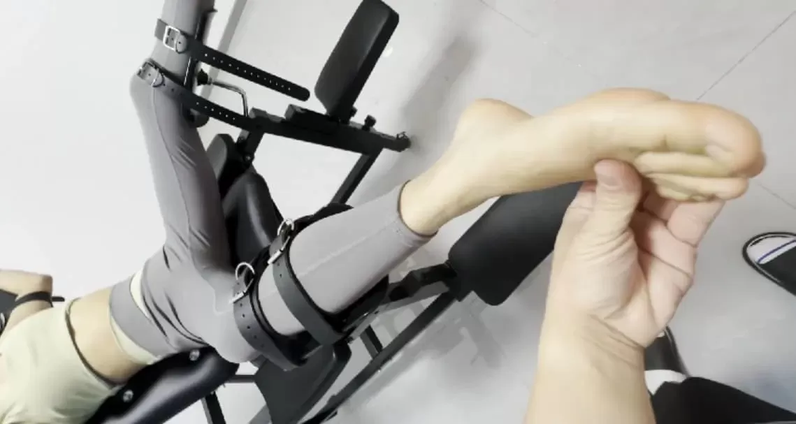 绑在检查床上 被肆 分开所有脚趾长时间挠脚心 (6).webp