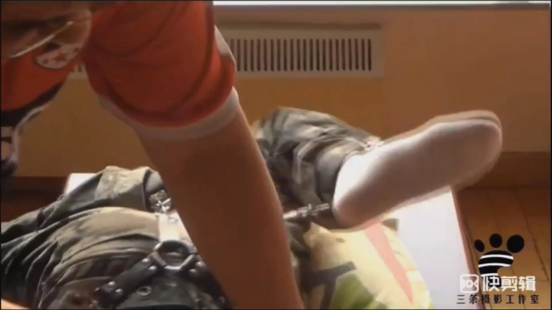 三条 - 整蛊俱乐部系列（三）倒霉的邂逅 挠银狐军装美女棉袜足底 挠哭了.mp4_20251210.webp