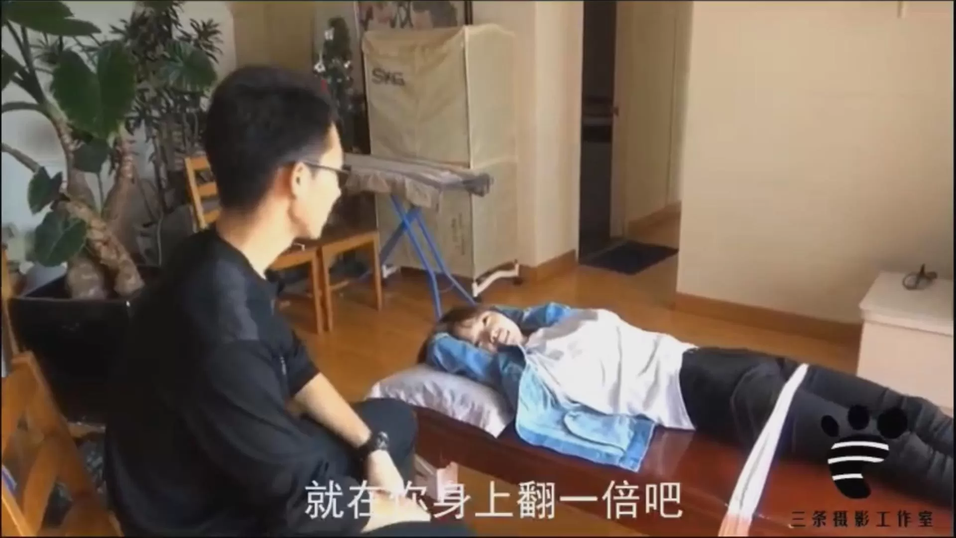 三条 - 整蛊俱乐部系列（二）整蛊背叛的小惠被抓住脱鞋TK.mp4_20251211_005617594.webp