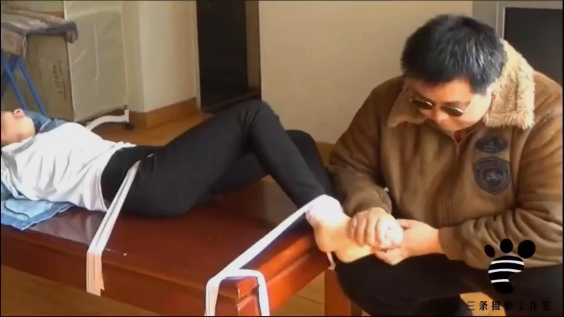 三条 - 整蛊俱乐部系列（二）整蛊背叛的小惠被抓住脱鞋TK.mp4_20251211_005631005.webp