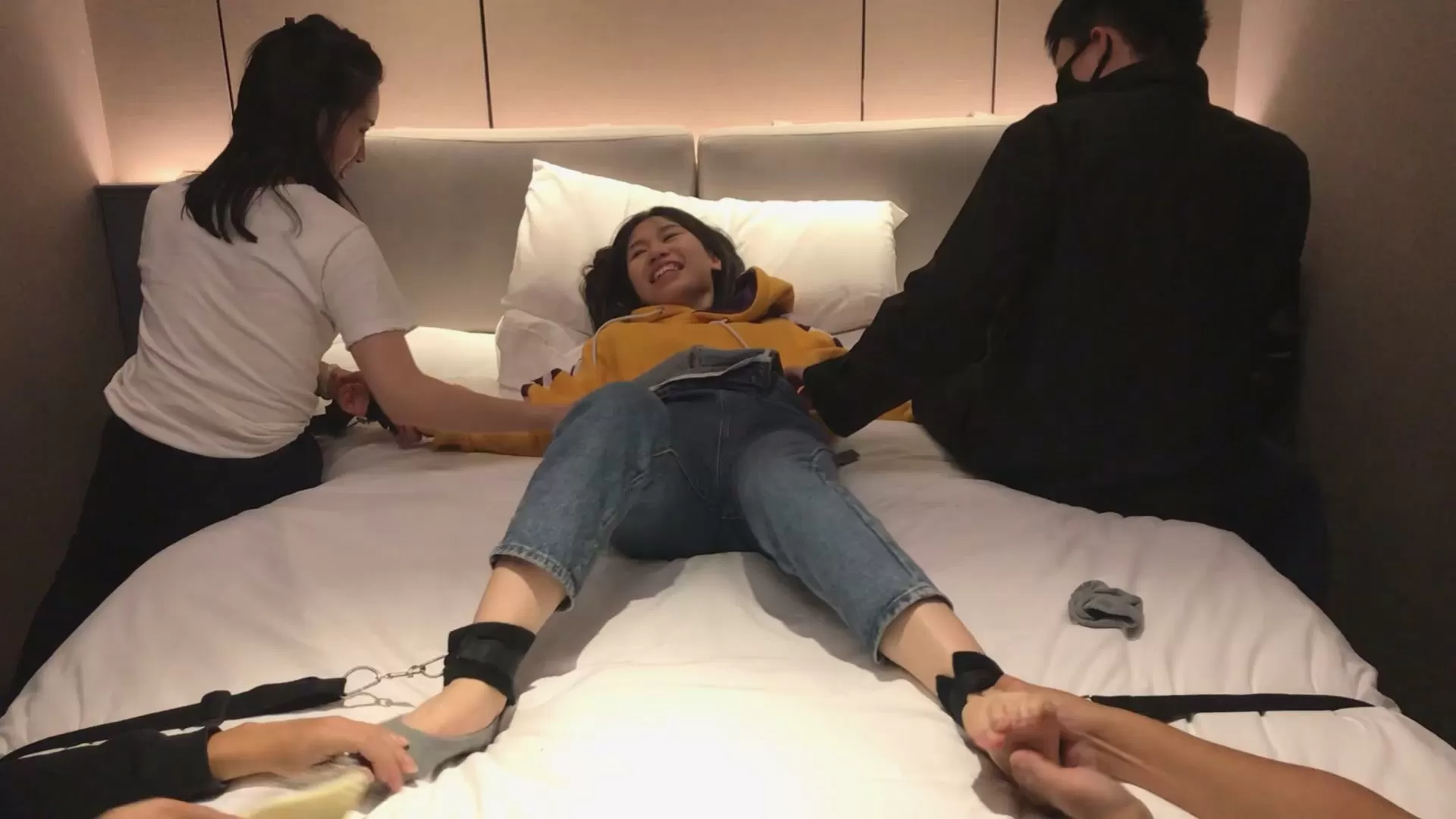 【重磅精品】三条-PP原创-微剧情-招来三个学妹挠棉袜嫩脚丫 纯tk高清推荐.mp4_2025121.webp