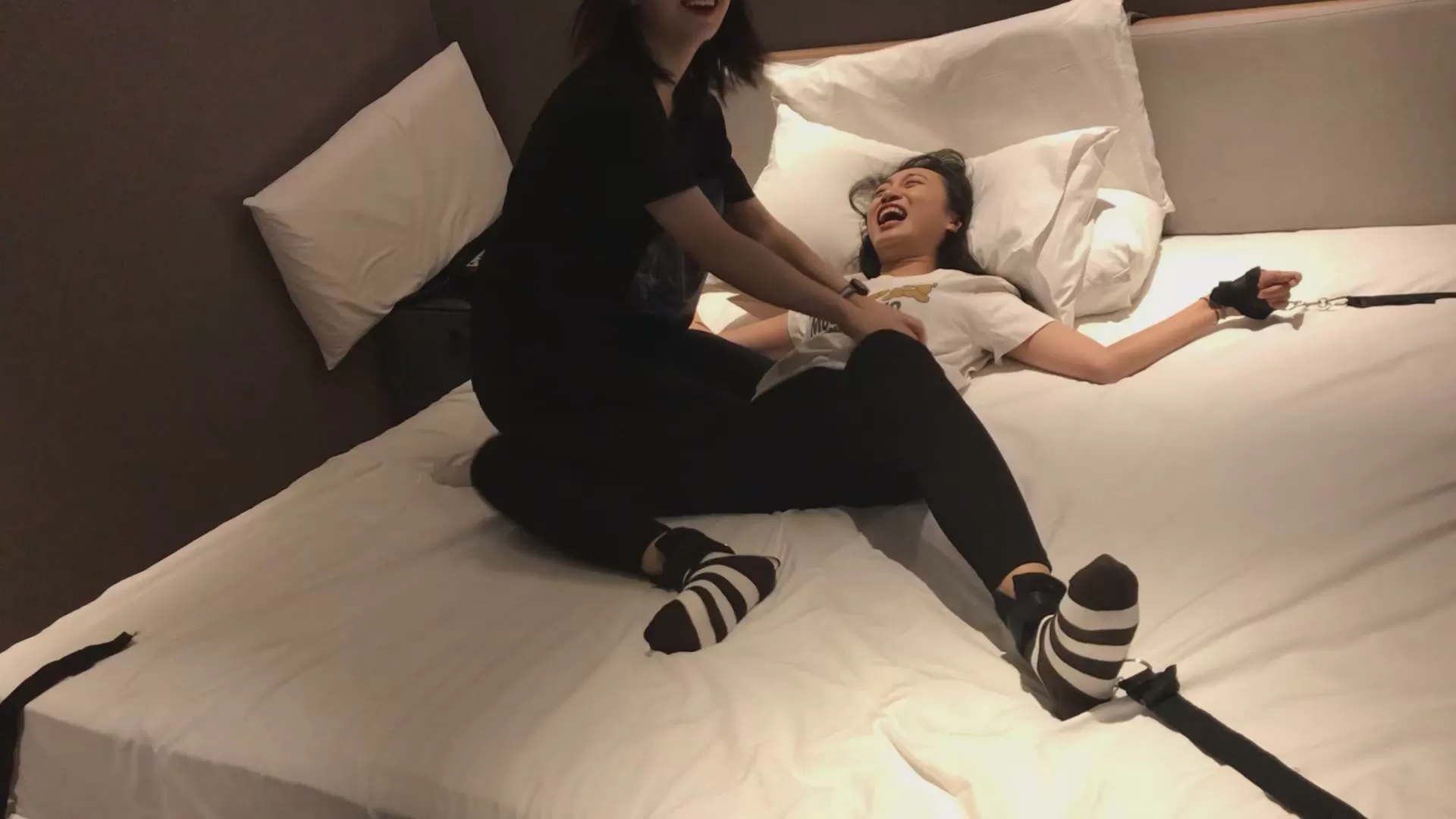 【重磅精品】三条-PP原创-微剧情-招来三个学妹挠棉袜嫩脚丫 纯tk高清推荐.mp4_2025121.webp