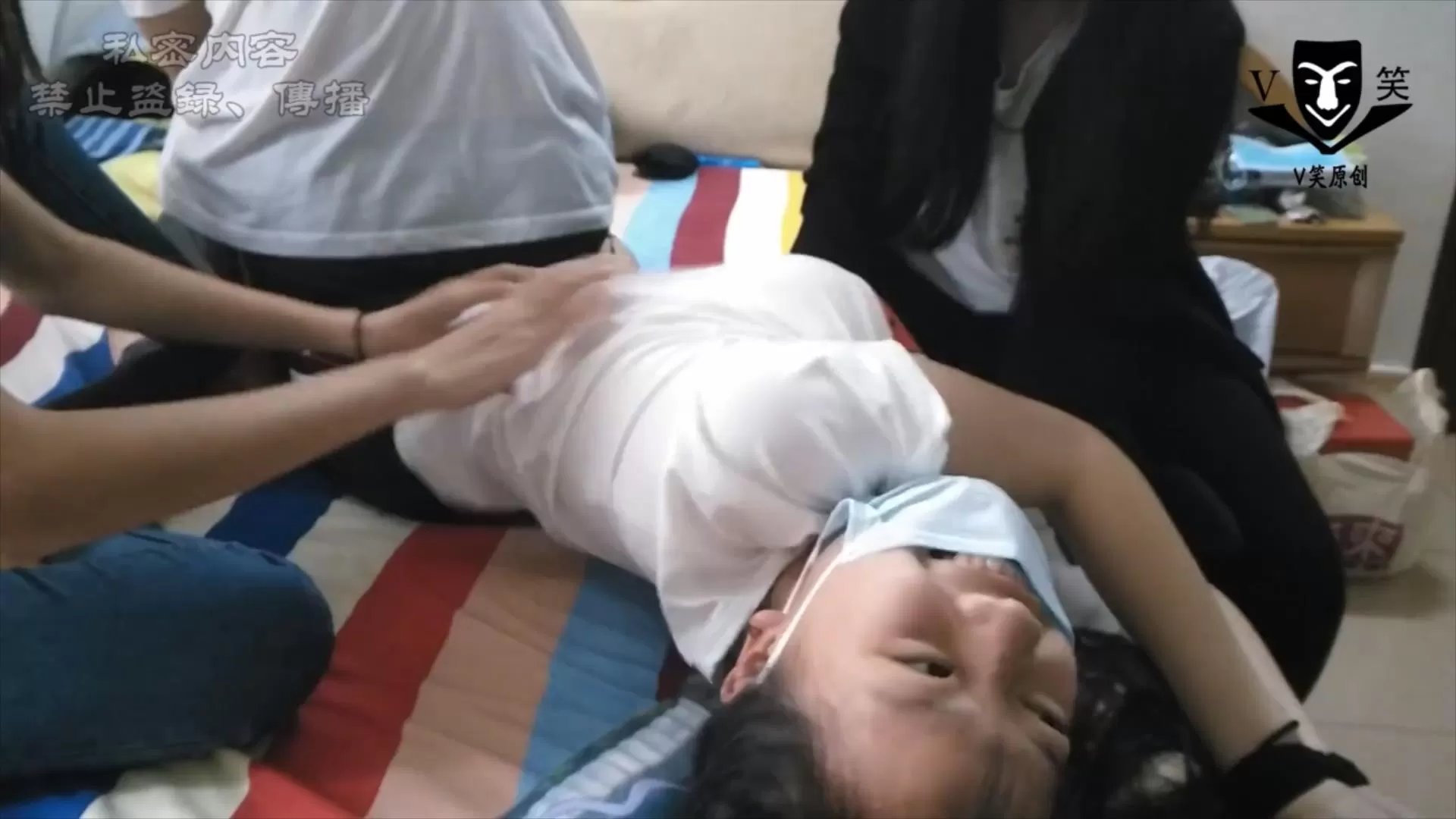 V笑原创 中学生-014 姐妹们的折磨：女孩哭了.mp4_20251214_205339019.webp