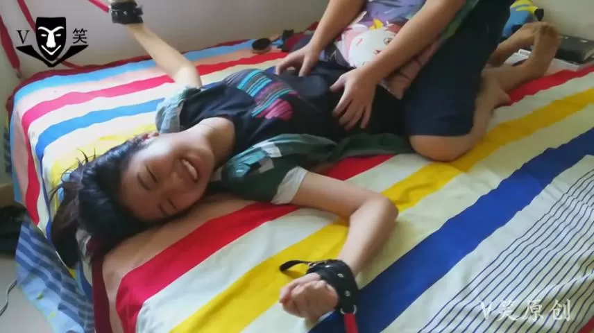 V笑原创 中学生-018 美术生姐妹TK.mp4_20251214_212957594.webp