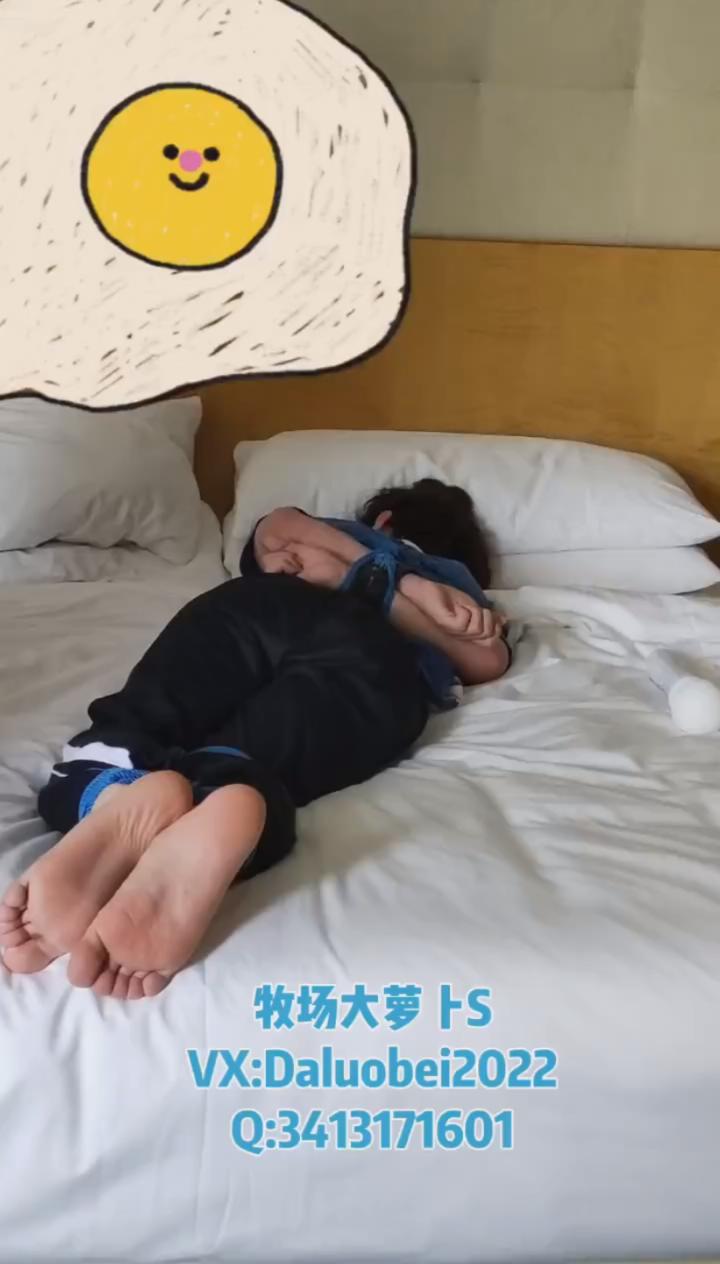 反绑小男生，狂刷大脚板.MP4_20260303_121651877.jpg
