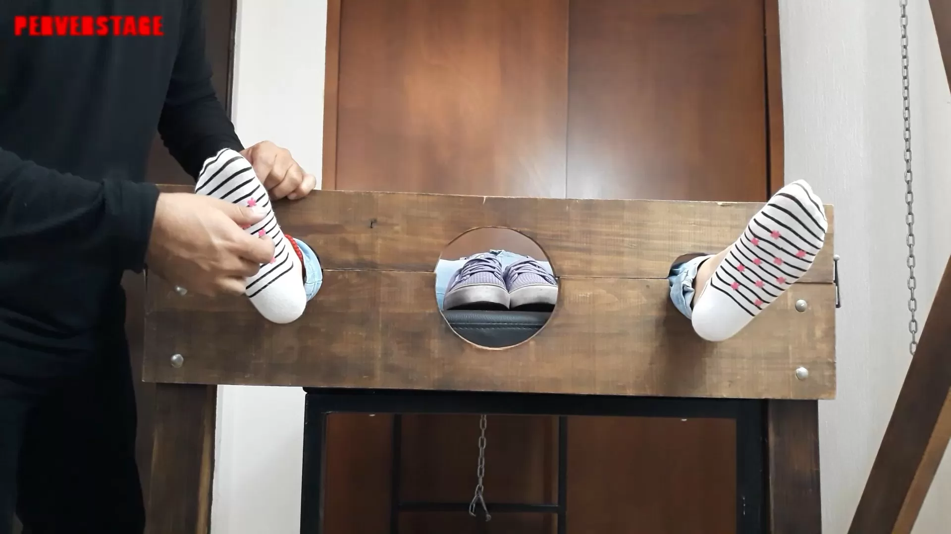 Perverstage - Sweaty Feet of Skater Girl.mp4_snapshot_00.40.000.webp