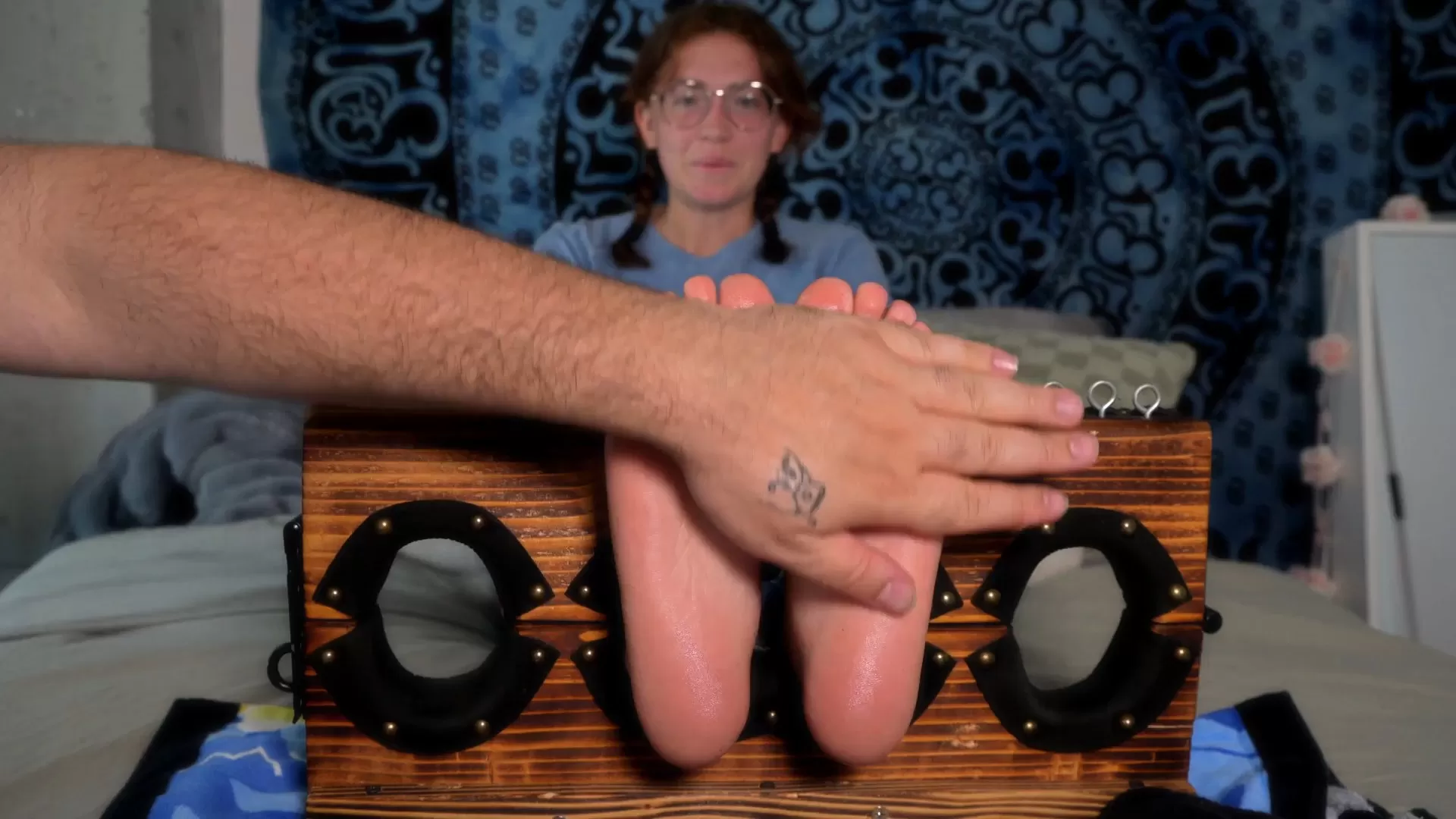 TheTickleRoom – Ivys Horny and Exposed Foot Tickle!.mp4_snapshot_05.05.305.webp