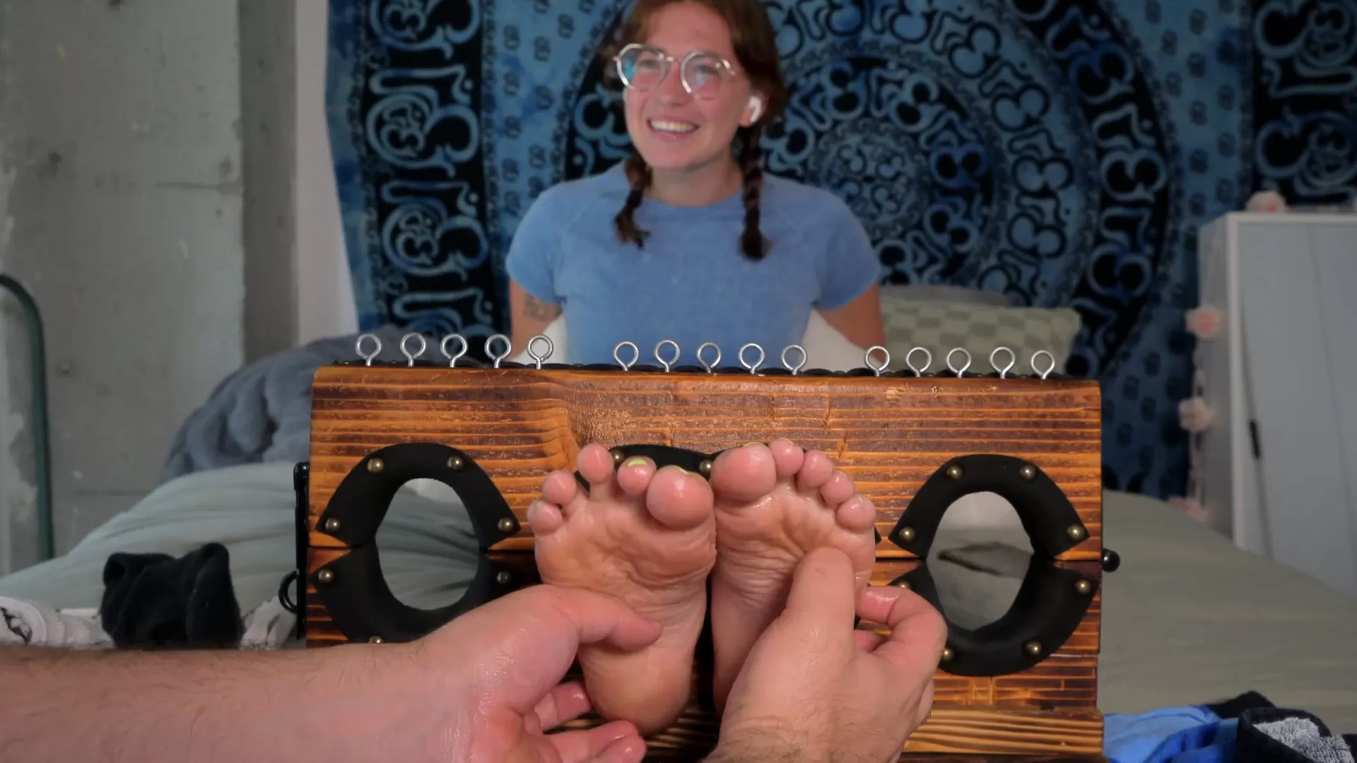TheTickleRoom – Ivys Telephone Foot Tickle!.mp4_snapshot_08.34.180.webp