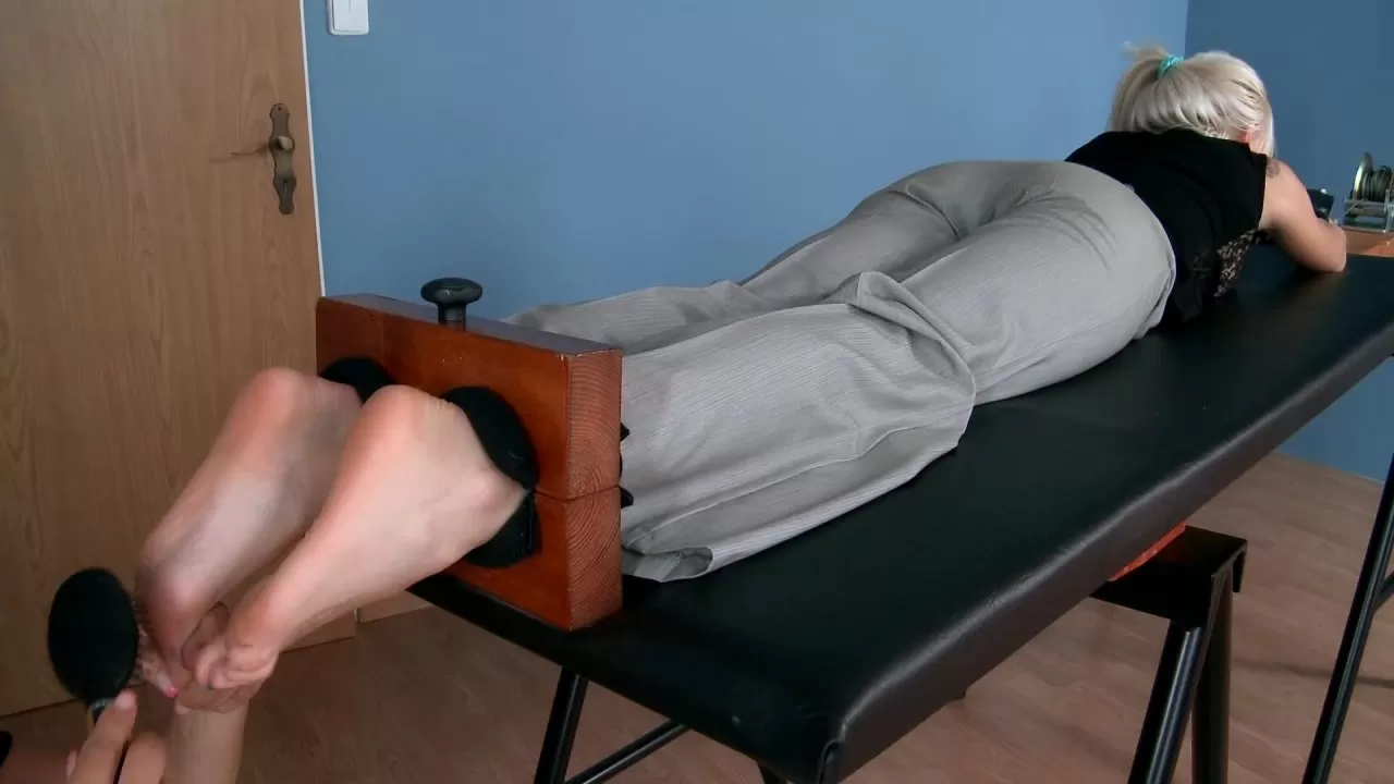 Tickling-Submission – Ticklish barefeet by secretary Jasmina .mp4_snapshot_04.43.616.webp