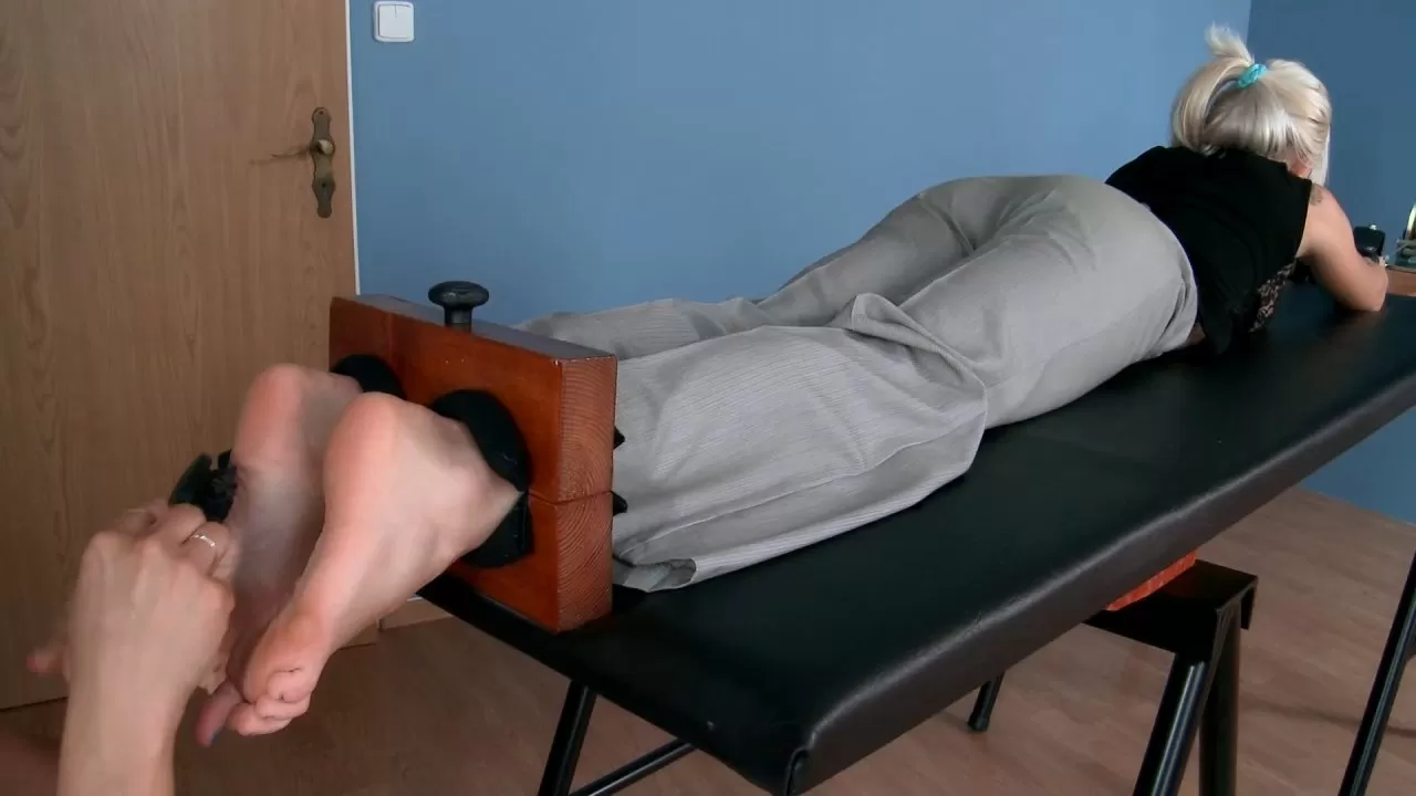 Tickling-Submission – Ticklish barefeet by secretary Jasmina .mp4_snapshot_04.51.958.webp