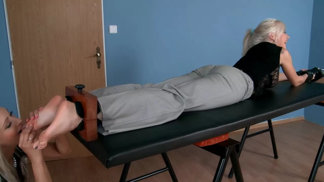 Tickling-Submission – Ticklish barefeet by secretary Jasmina .mp4_snapshot_05.08.641.webp