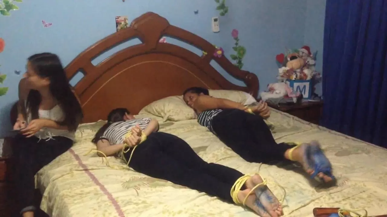 HomeMadeCosquillas - Bleu feet tickle challenge, Four girls.0000 - 00-00-38.webp
