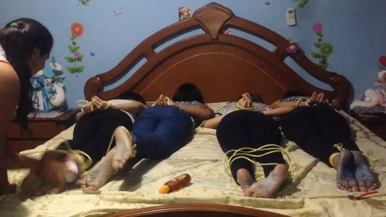 HomeMadeCosquillas - Bleu feet tickle challenge, Four girls.0013 - 00-08-55.webp