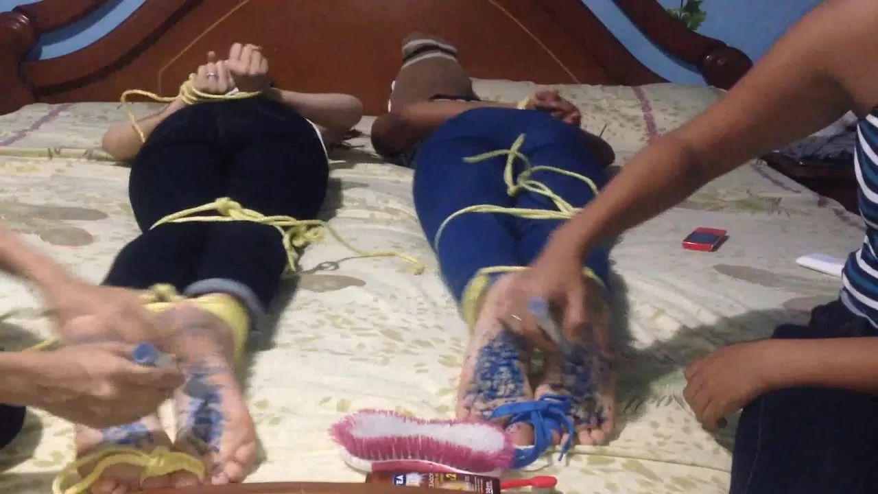 HomeMadeCosquillas - Bleu feet tickle challenge, Vicky and Ariana's turn.00.webp