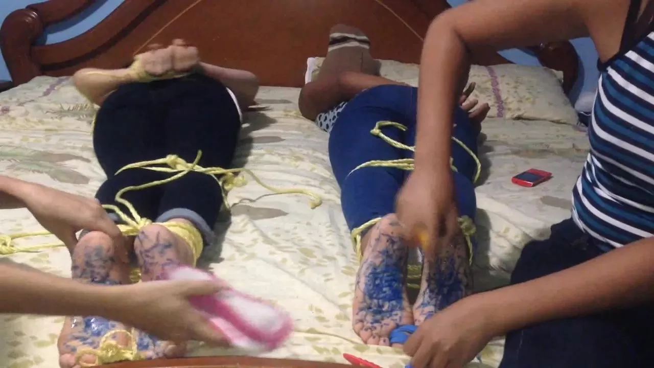 HomeMadeCosquillas - Bleu feet tickle challenge, Vicky and Ariana's turn.00.webp
