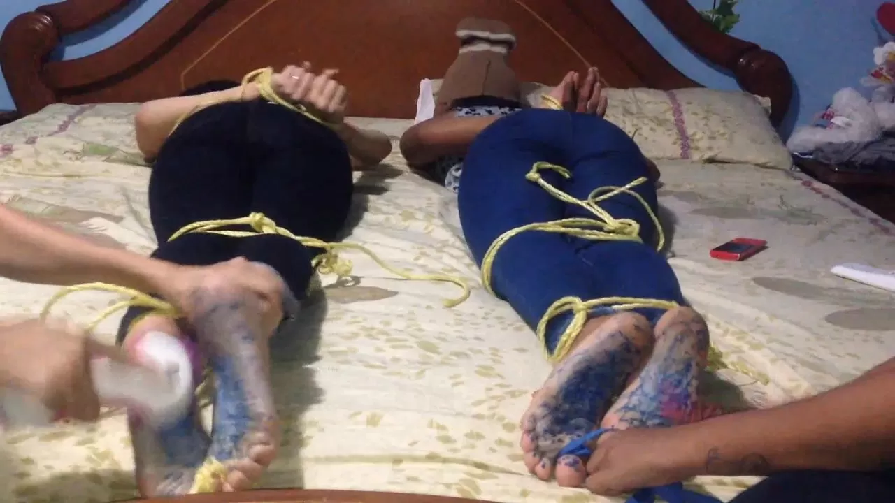 HomeMadeCosquillas - Bleu feet tickle challenge, Vicky and Ariana's turn.00.webp
