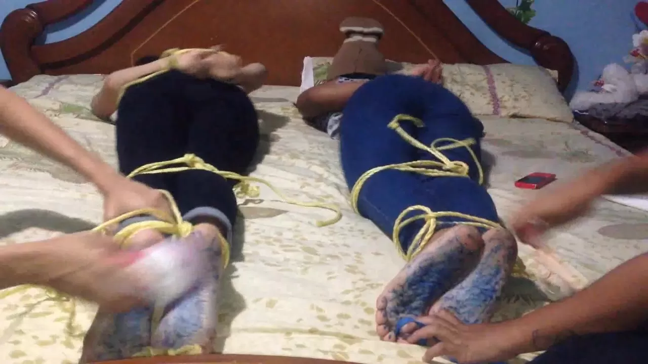 HomeMadeCosquillas - Bleu feet tickle challenge, Vicky and Ariana's turn.00.webp