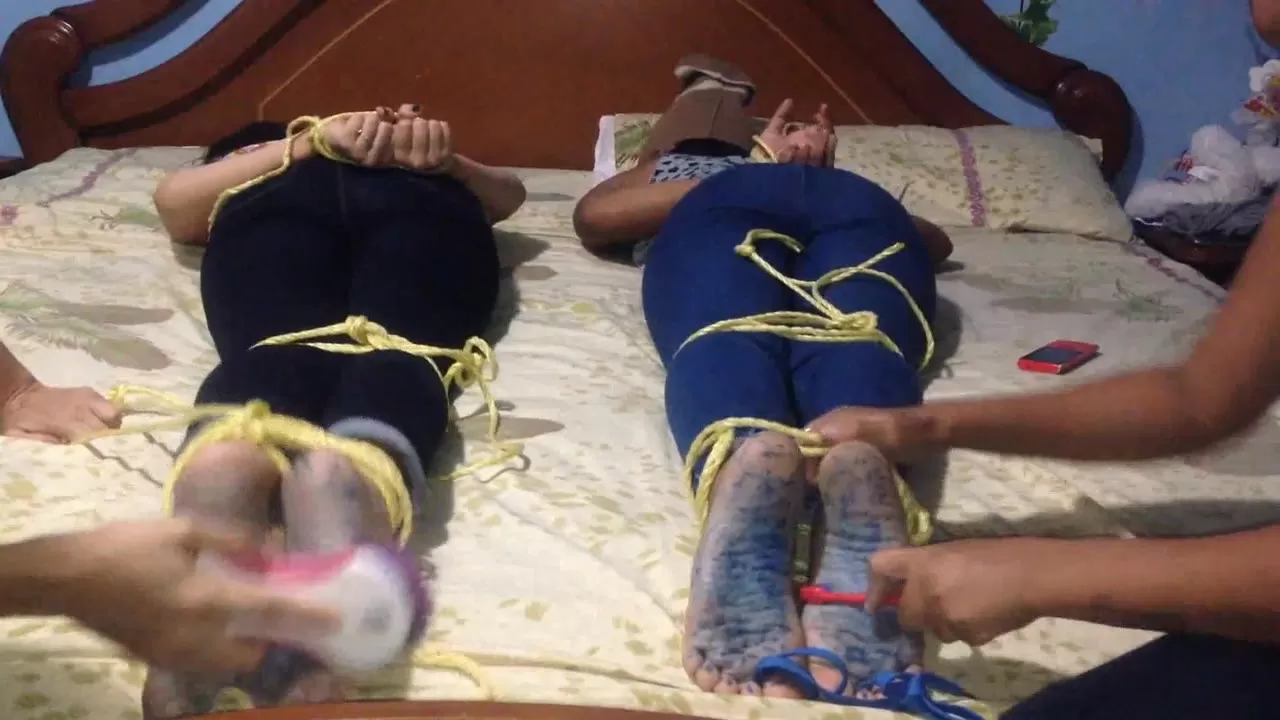 HomeMadeCosquillas - Bleu feet tickle challenge, Vicky and Ariana's turn.00.webp
