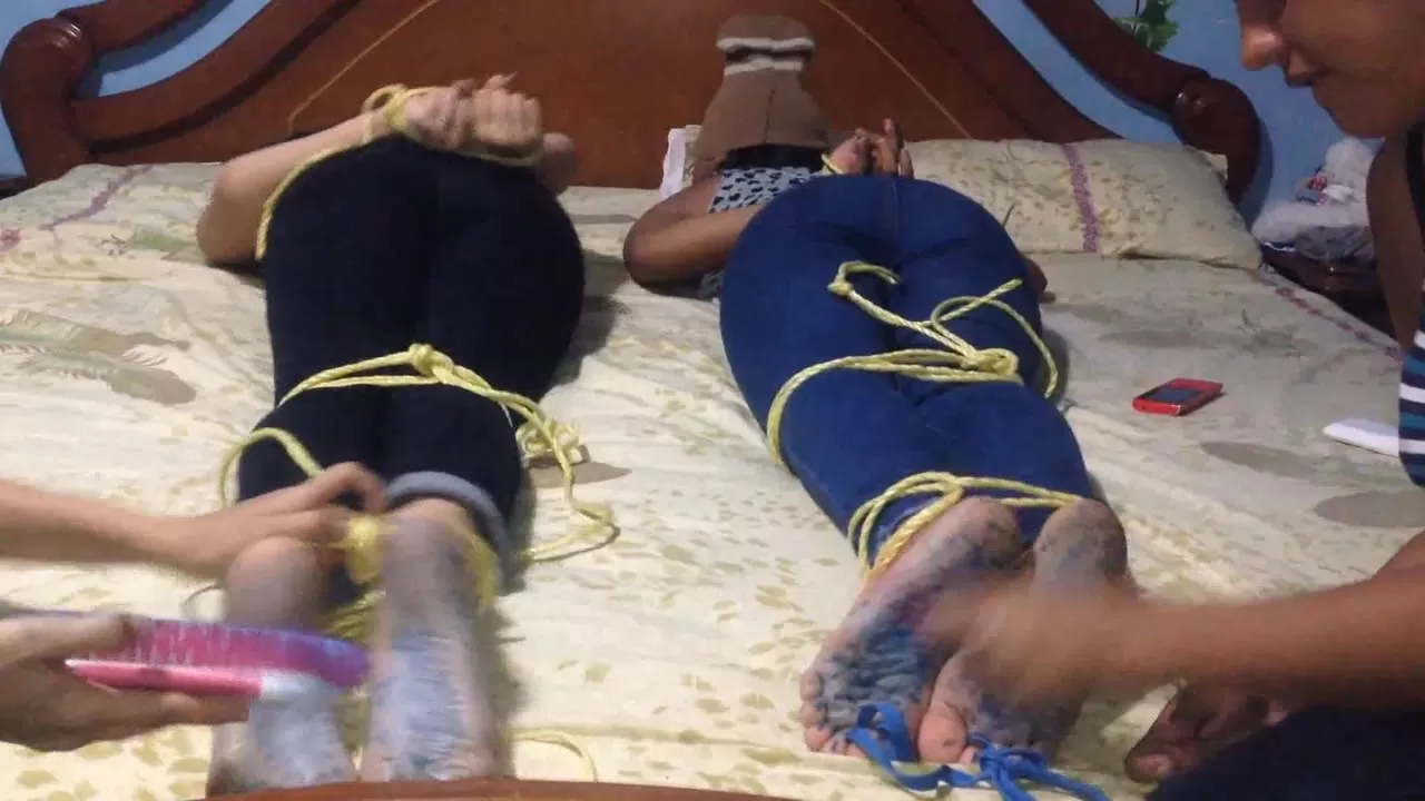 HomeMadeCosquillas - Bleu feet tickle challenge, Vicky and Ariana's turn.00.webp