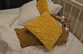 双手举高，开始挠腰