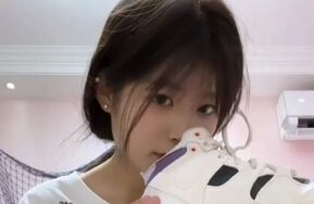 超萌大一萝莉妹子自挠自舔白袜脚心