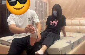 极品怕痒女友小脚 挣扎幅度大 值得推荐