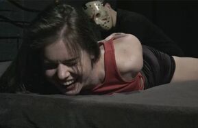 一个电影间谍风格的角色扮演场景，莱娅担任主角