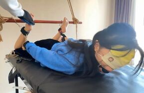 定拍足枷双姿势被两人TK