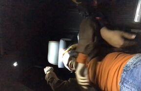 街头真实搭讪单身美女到车上脱袜tk怕痒脚丫