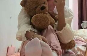 约现06年小萝莉到酒店狠挠爽玩她的敏感脚心