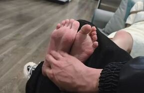 禾一定拍命令清纯小美紧缚跪姿嘴捡球白嫩光滑的小脚十分惹人怜爱