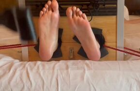 HK大神和小助手TK细长嫩脚，找不到好的ee就挠一挠小助手